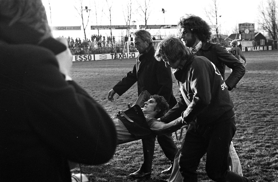 Volendam tegen Haarlem 3-1 (3e rond KNVB beker ) De Boer wordt geblesseerd van , Bestanddeelnr 927-6672