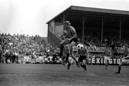 Volendam tegen Fortuna Vlaardingen 3-0 Volendam naar eredivisie spelmoment, Bestanddeelnr 923-5438