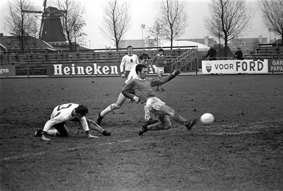 Volewijckers tegen Helmond Sport 2-0. Nummer 11 Stout (witte broek) in aktie, Bestanddeelnr 923-3964