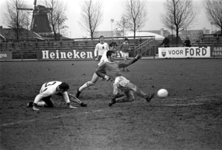 Volewijckers tegen Helmond Sport 2-0. Nummer 11 Stout (witte broek) in aktie, Bestanddeelnr 923-3964