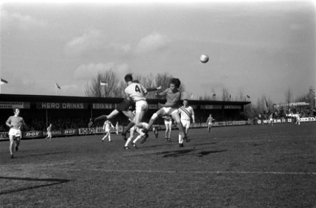 Volendam tegen Veendam 1-1. Wim Kras (rechts) in duel, Bestanddeelnr 923-3740