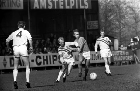 Volendam tegen Veendam 1-1. Wim Kras (rechts) in duel, Bestanddeelnr 923-3737