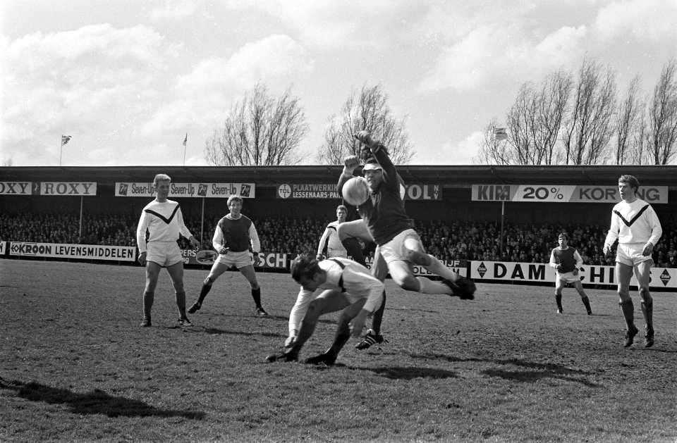 Volendam tegen Twenthe 2-1 Volendam keeper Ruiters in aktie, Bestanddeelnr 922-3474