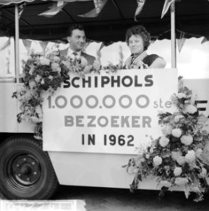 Volendamse 1.000.000 bezoekster op Schiphol, Bestanddeelnr 914-2246
