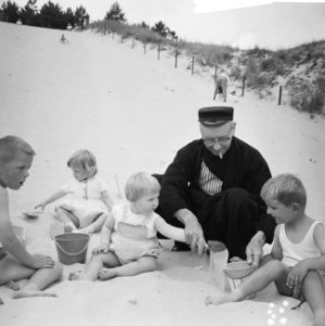 Volendammer met kinderen op het strand, Bestanddeelnr 918-0712