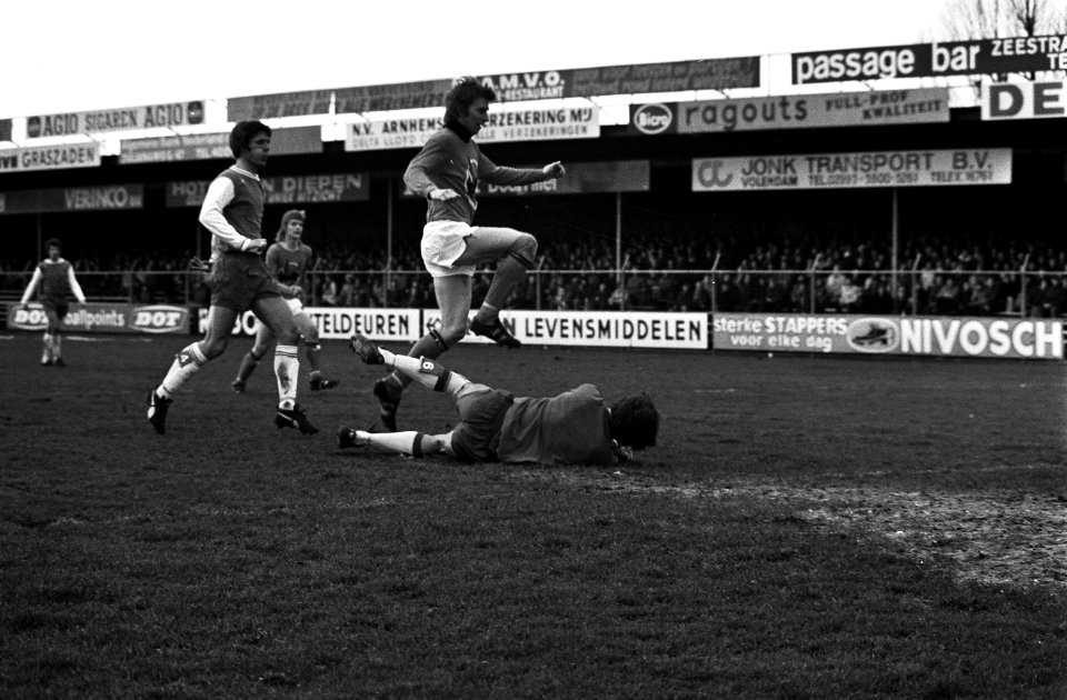 Volendam tegen Haarlem 3-1 (3e rond KNVB beker ) Bond scoort 1e doelpunt, keepe, Bestanddeelnr 927-6674