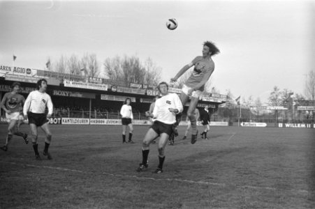 Volendam tegen NAC 2-1, Volendamaanvoerder Hoogland (r) in duel met Bakker (l) (, Bestanddeelnr 927-6026