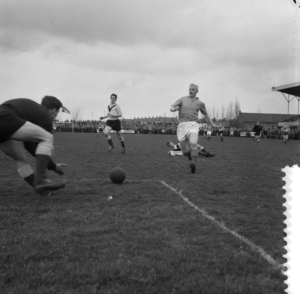Volendam tegen Veendam 1-1 Keeper Rosies (Veendam) probeert schot van Dick Tol , Bestanddeelnr 912-2966