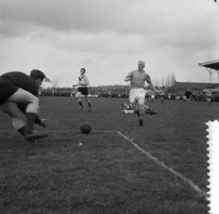 Volendam tegen Veendam 1-1 Keeper Rosies (Veendam) probeert schot van Dick Tol , Bestanddeelnr 912-2966