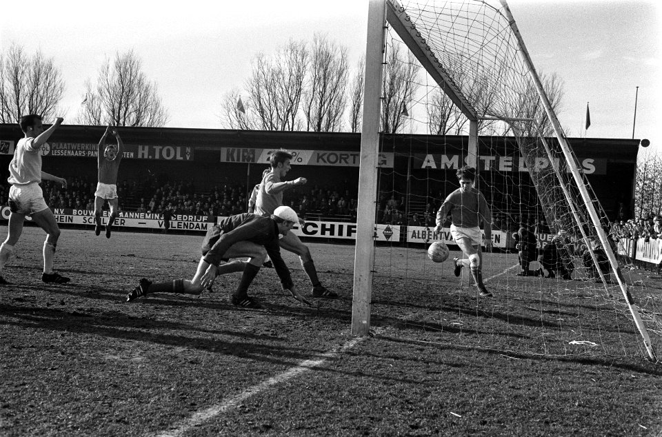 Volendam tegen Veendam 1-1. Gelijkmaker van Volendam, midden Veendam keeper de V, Bestanddeelnr 923-3736