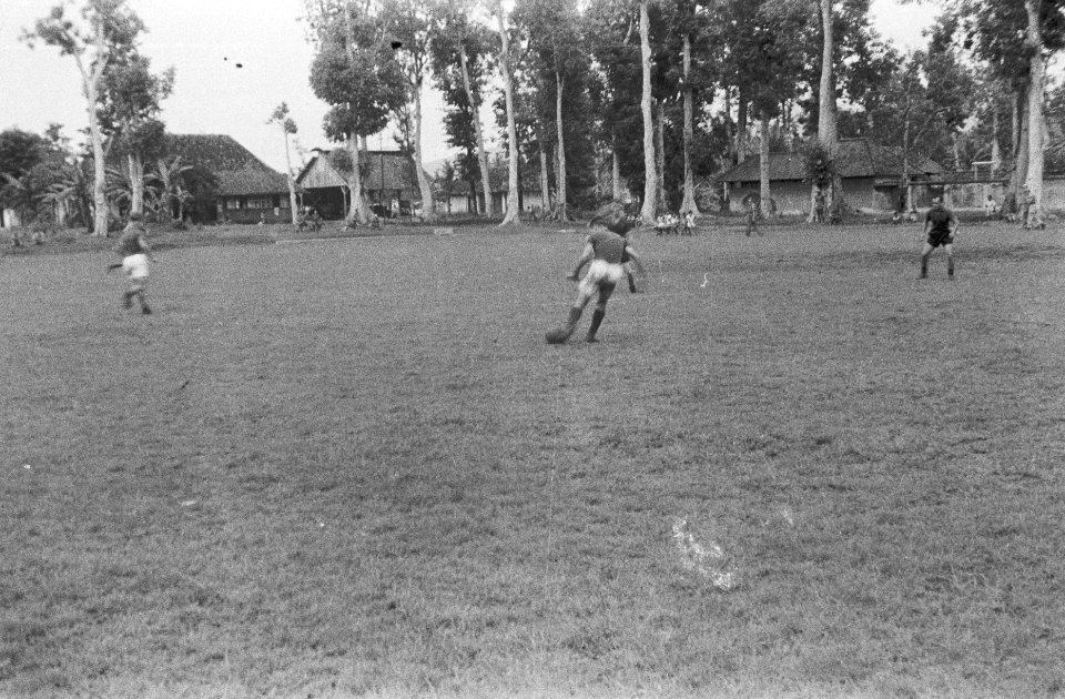 Voetbalwedstrijd Andjing Nica - Fries bataljon, Bestanddeelnr 471-2-4