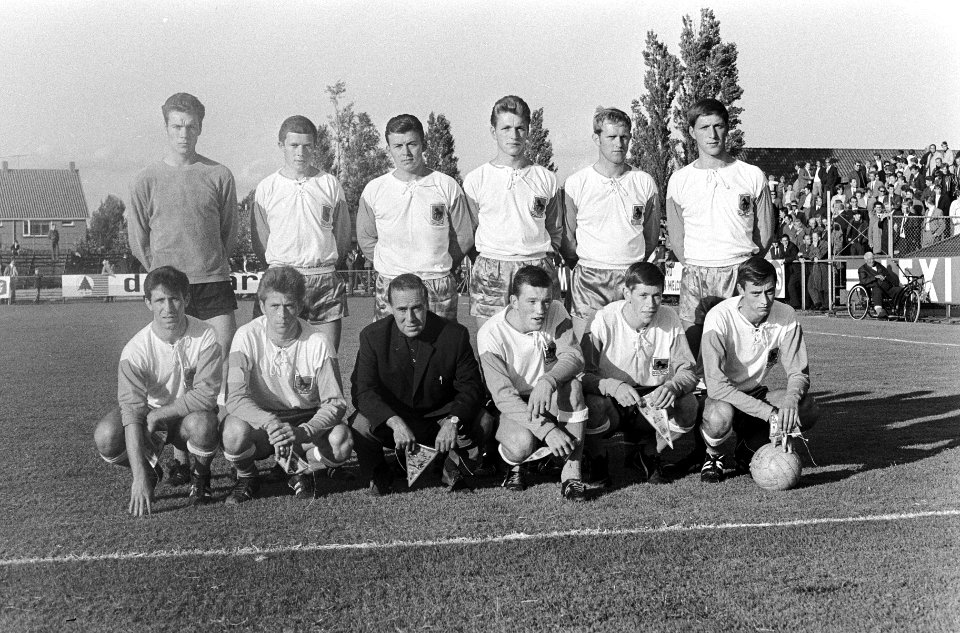 Volendam tegen Meidericher SV . Elftal Volendam Ruiter, Plat, Jonk (kip), Jonk , Bestanddeelnr 920-5753