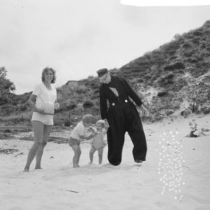 Volendammer met kinderen op het strand, Bestanddeelnr 918-0713