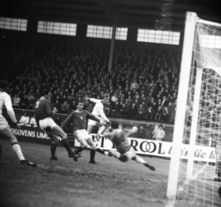 Voetbalwedstrijd Ajax tegen GVAV te Amsterdam 5-1 Piet Keizer terwijl hij de ba, Bestanddeelnr 918-5274