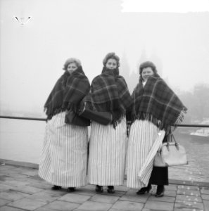 Volendammer dames met wollen omslagdoek, Bestanddeelnr 917-1857