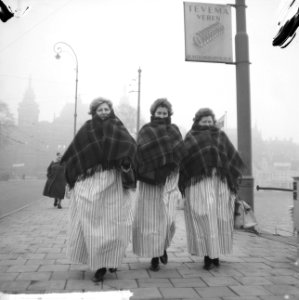 Volendammer dames met wollen omslagdoek, Bestanddeelnr 917-1856