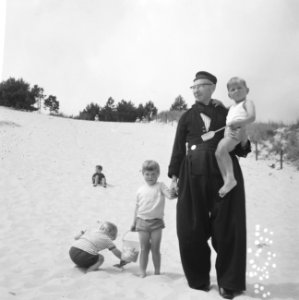 Volendammer met kinderen op het strand, Bestanddeelnr 918-0714