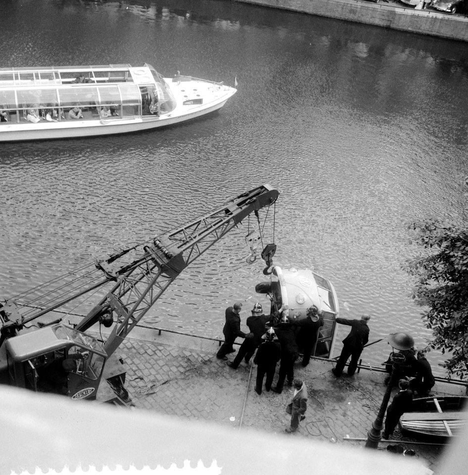 Volkswagenbusje te water in de Singel, Bestanddeelnr 916-7081