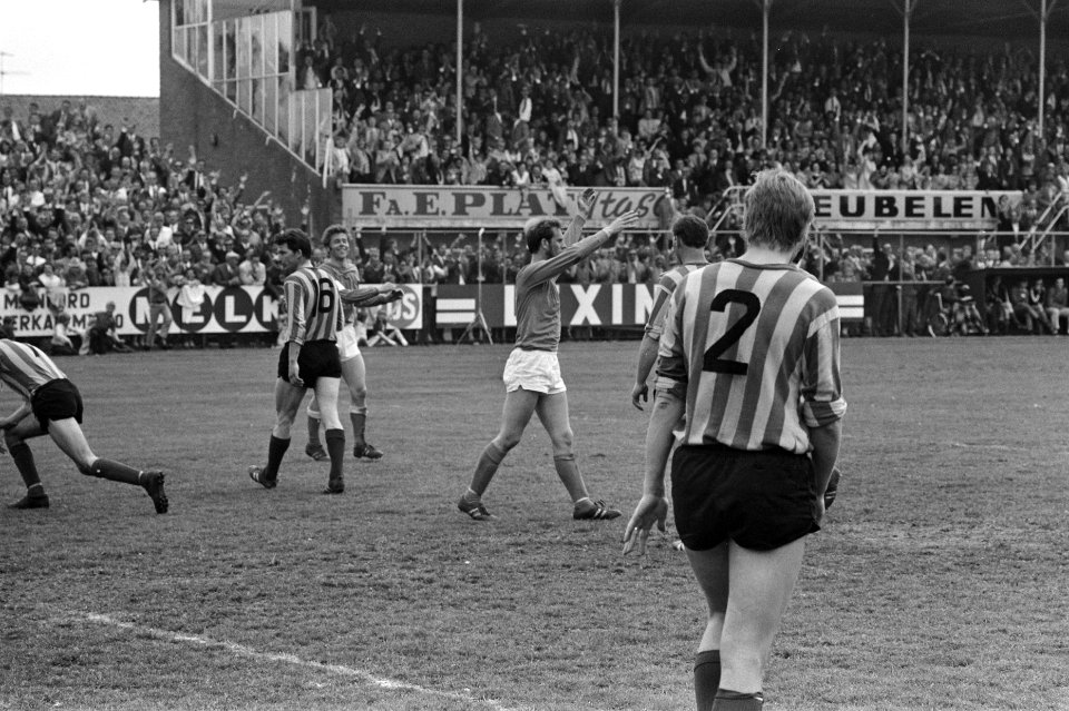 Volendam tegen Fortuna Vlaardingen 3-0 Volendam naar eredivisie Volemdam heeft, Bestanddeelnr 923-5440