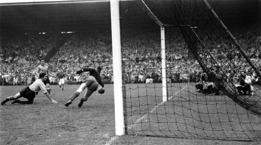 Voetbalwedstrijd Denemarken tegen Nederland 3-2. Spelmoment, Bestanddeelnr 905-3255