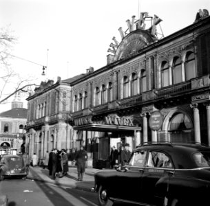 Voetgangers en auto's voor het gebouw van restaurant Wivex, Bestanddeelnr 252-9134