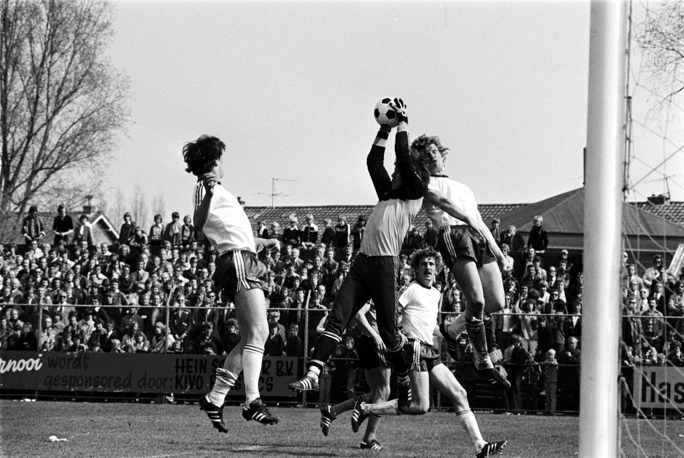 Volendam tegen Go Ahead 1-0, Volendam-doelman Frans Ho is Go Ahead aanval te sne, Bestanddeelnr 929-6845