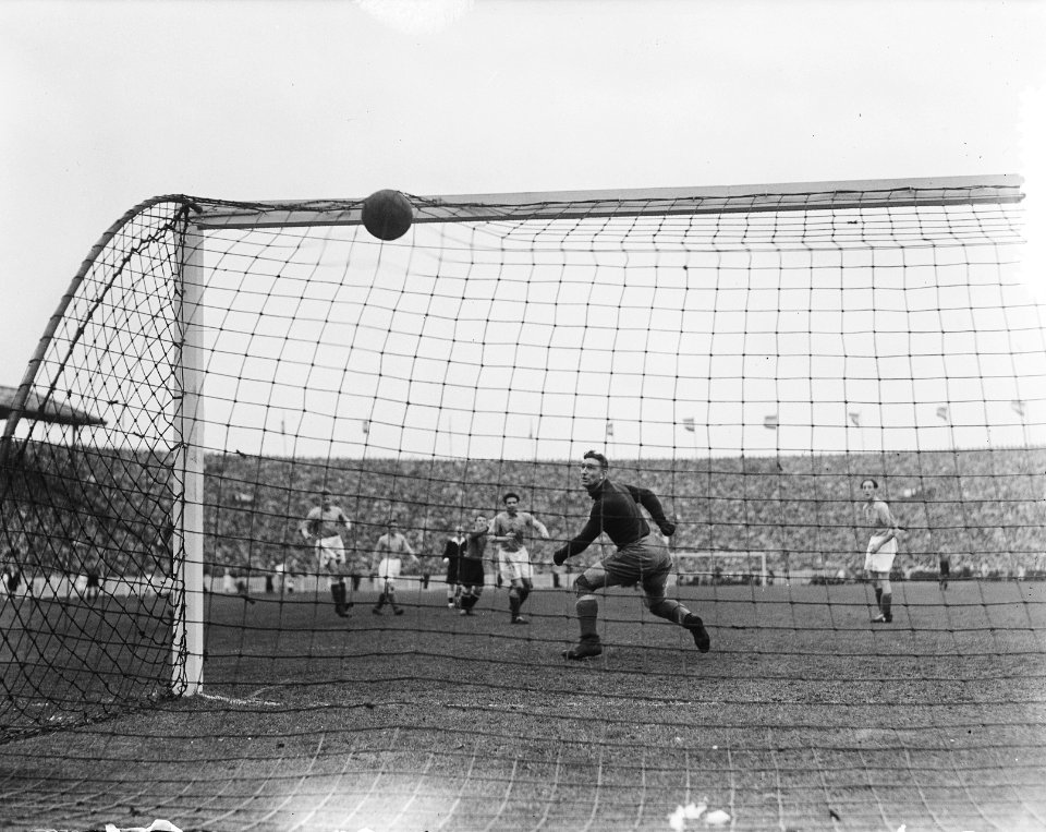 Voetbalwedstrijd Belgie tegen Holland in Deurne (4-2). Belgisch doelpunt. Piet K, Bestanddeelnr 905-0417