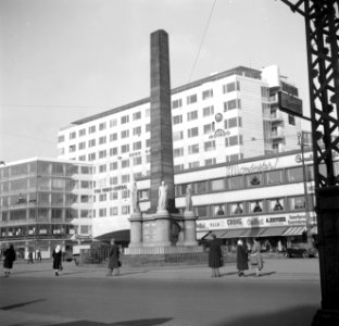 Voetgangers bij de Frihedsstøtten een 20 meter hoog monument van de vrijheid uit, Bestanddeelnr 252-8809