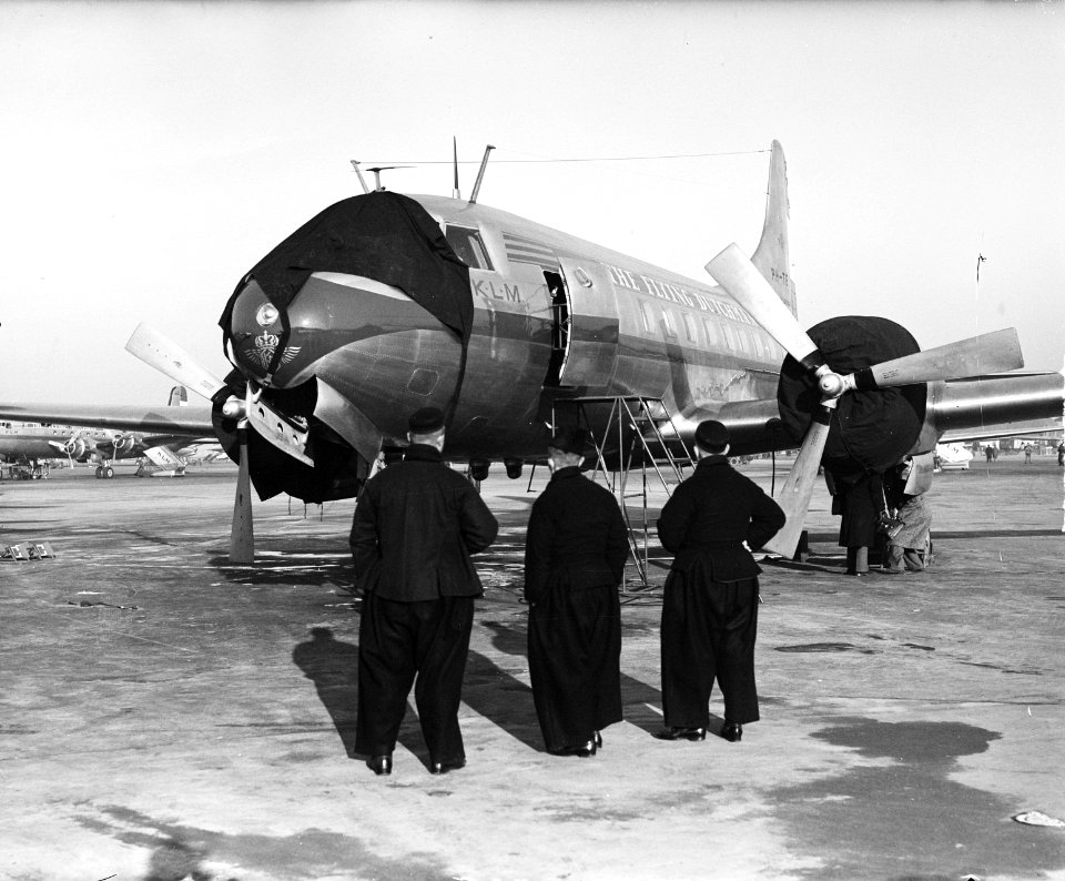 Volendammers bewonderen KLM-Convairliner, Bestanddeelnr 903-1216
