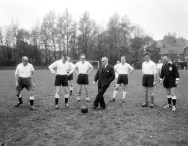 Voetbalwedstrijd Parlementsleden tegen Parlementaire Pers Aftrap door dr Korten, Bestanddeelnr 909-0533