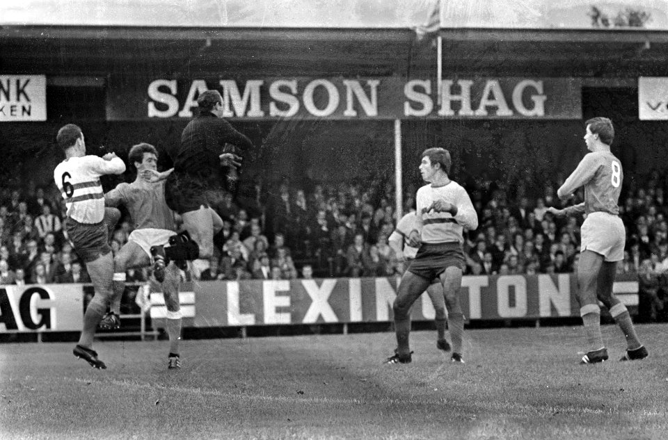 Volendam tegen Xerxes DHC 4-1. Pelk (V) in duel met keeper Treytel (X), Bestanddeelnr 920-6157