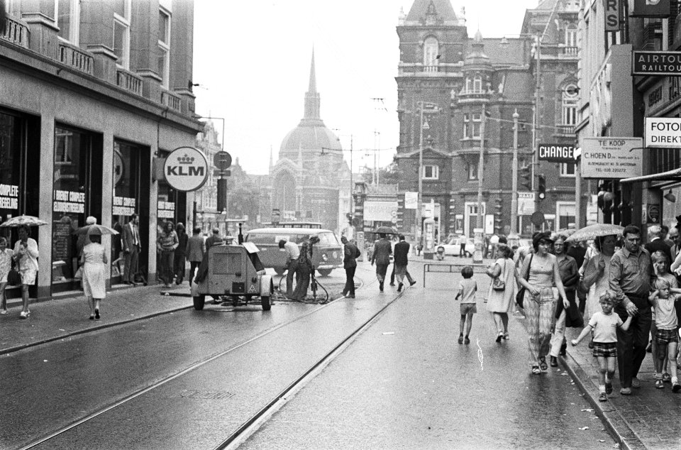 Voetgangers in Leidsestraat te Amsterdam na afsluiting voor verkeer, Bestanddeelnr 924-7684