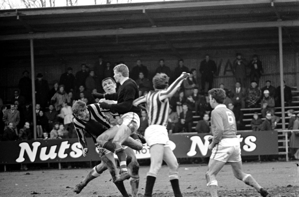 Volendam tegen Velox 1-1, aanval Velox v.l.n.r. Van Maur (Velox), Schilder en ke, Bestanddeelnr 917-5617