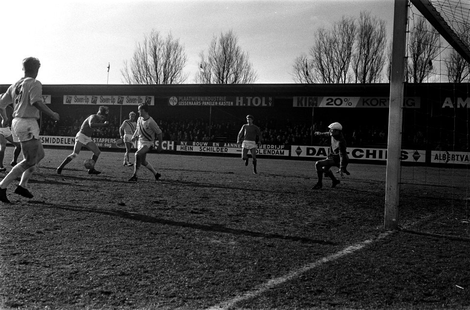 Volendam tegen Veendam 1-1. Wim Kras (rechts) in duel, Bestanddeelnr 923-3738