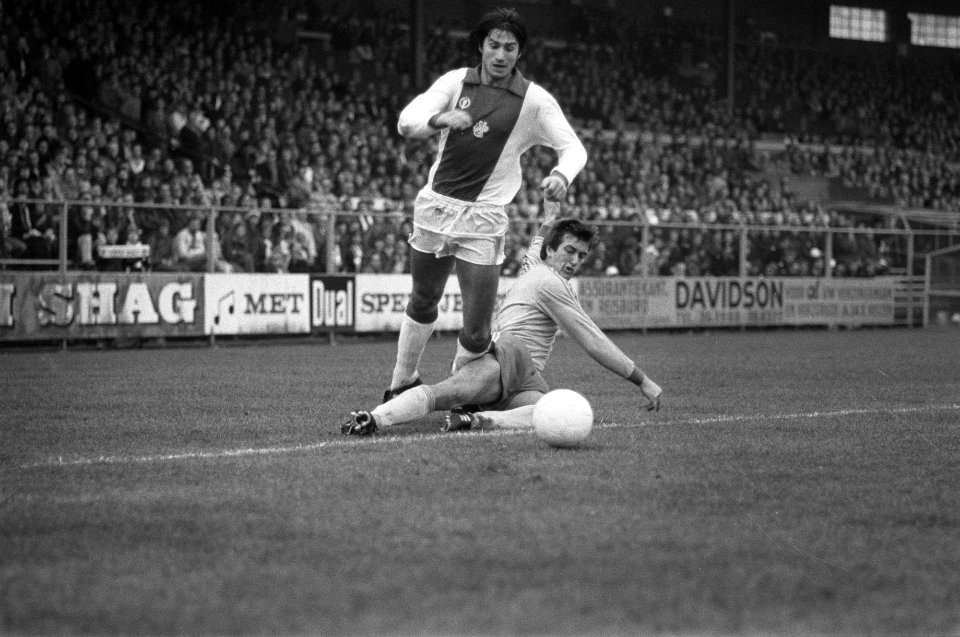 Voetbalwedstrijd Ajax-FC Den Haag 3-0 La Ling wordt ten val gebracht door van V, Bestanddeelnr 930-5678