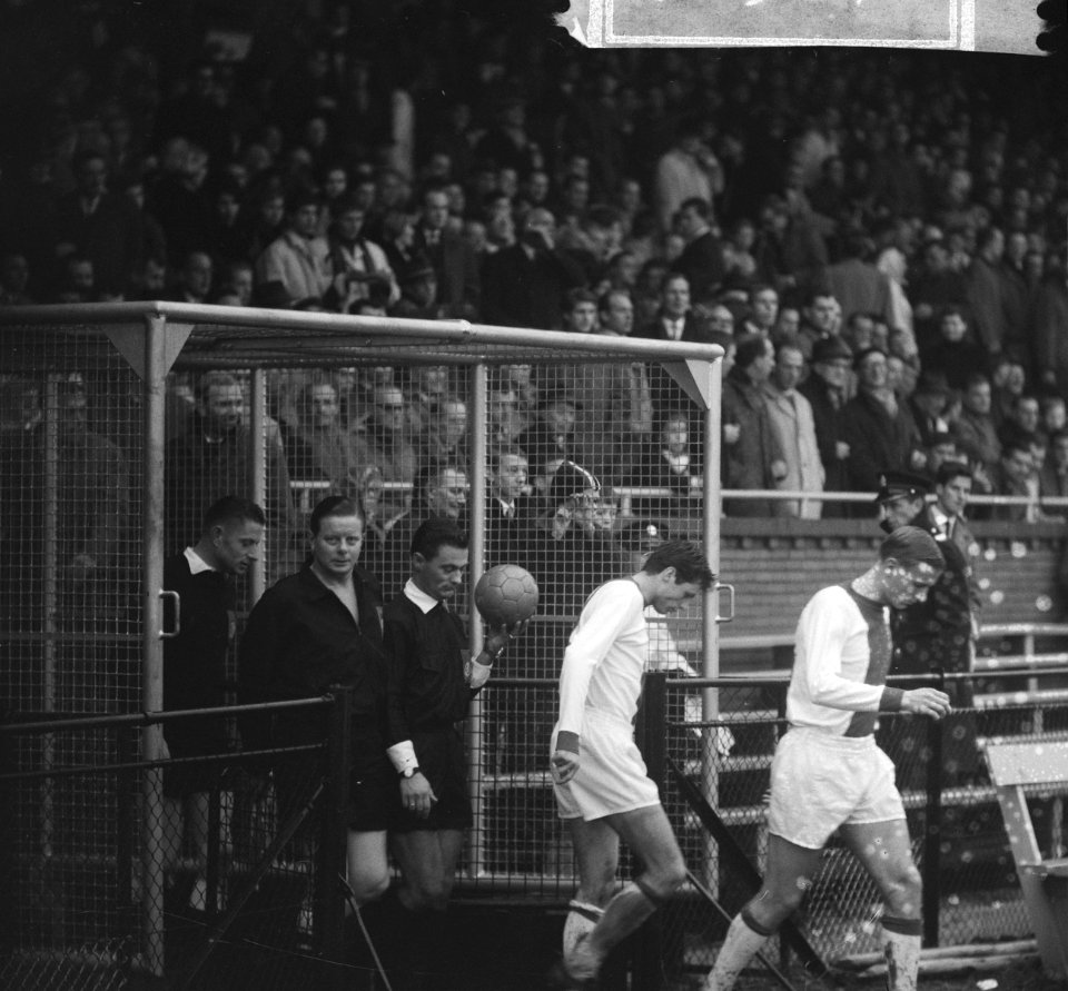 Voetbalwedstrijd Ajax tegen GVAV te Amsterdam 5-1 de scheidsrechter, de grensre, Bestanddeelnr 918-5276