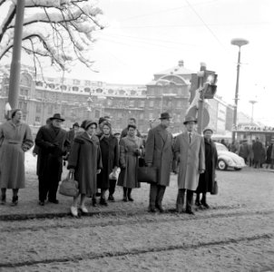 Voetgangers bij een oversteekplaats op de Karlsplatz. Op de achtergrond het zui…, Bestanddeelnr 254-3716