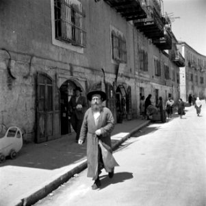 Voetganger in een straat in de wijk Mea Shearim, Bestanddeelnr 255-0399