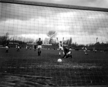 Voetbalwedstrijd ADO - Ajax te Den Haag 2-3 Henk Groot tijdens het scoren, Bestanddeelnr 918-5057