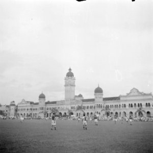 Voetbalwedstrijd voor het parlementsgebouw in Kuala Lumpur, Bestanddeelnr 255-6658
