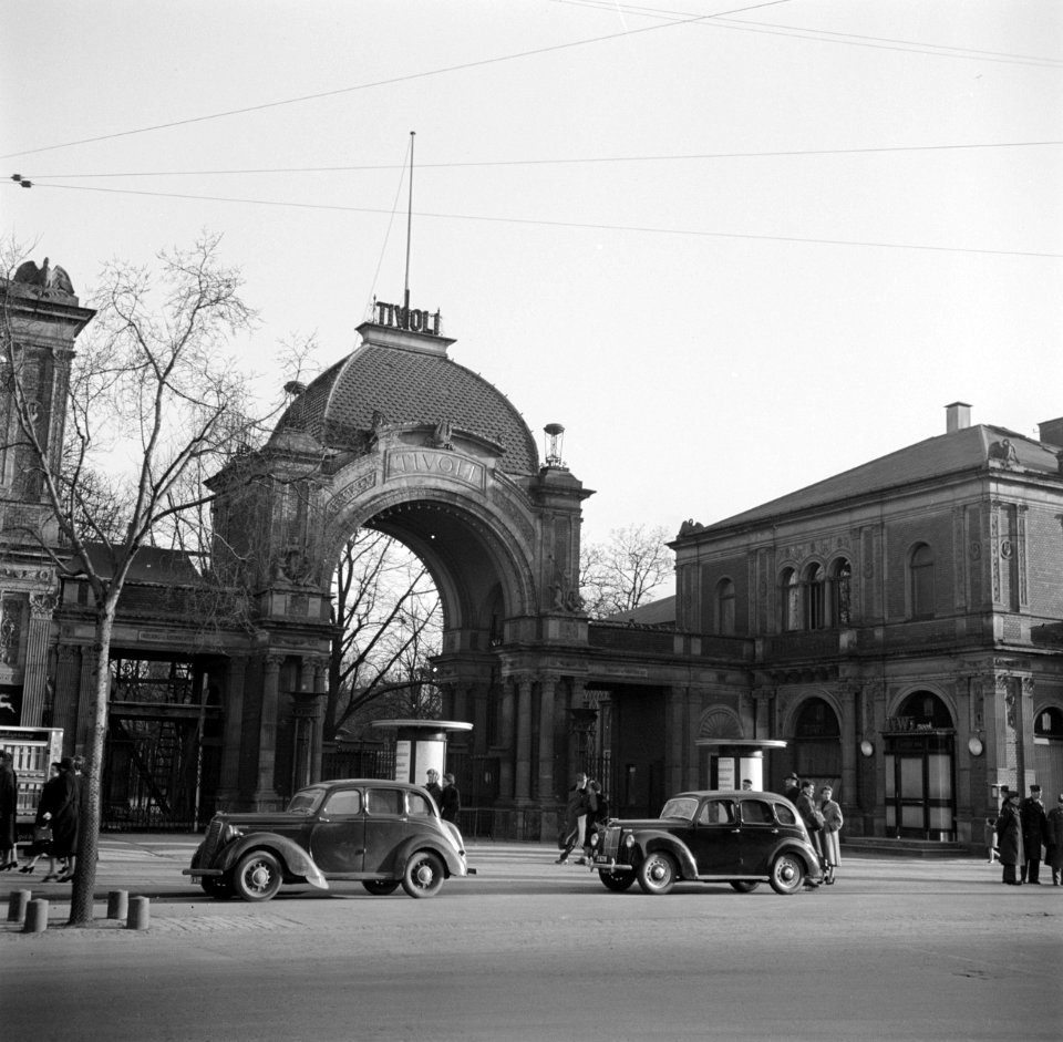 Voetgangers en auto's voor de ingang van park Tivoli aan de Vesterbrogad, Bestanddeelnr 252-8814