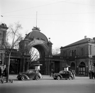 Voetgangers en auto's voor de ingang van park Tivoli aan de Vesterbrogad, Bestanddeelnr 252-8814 photo