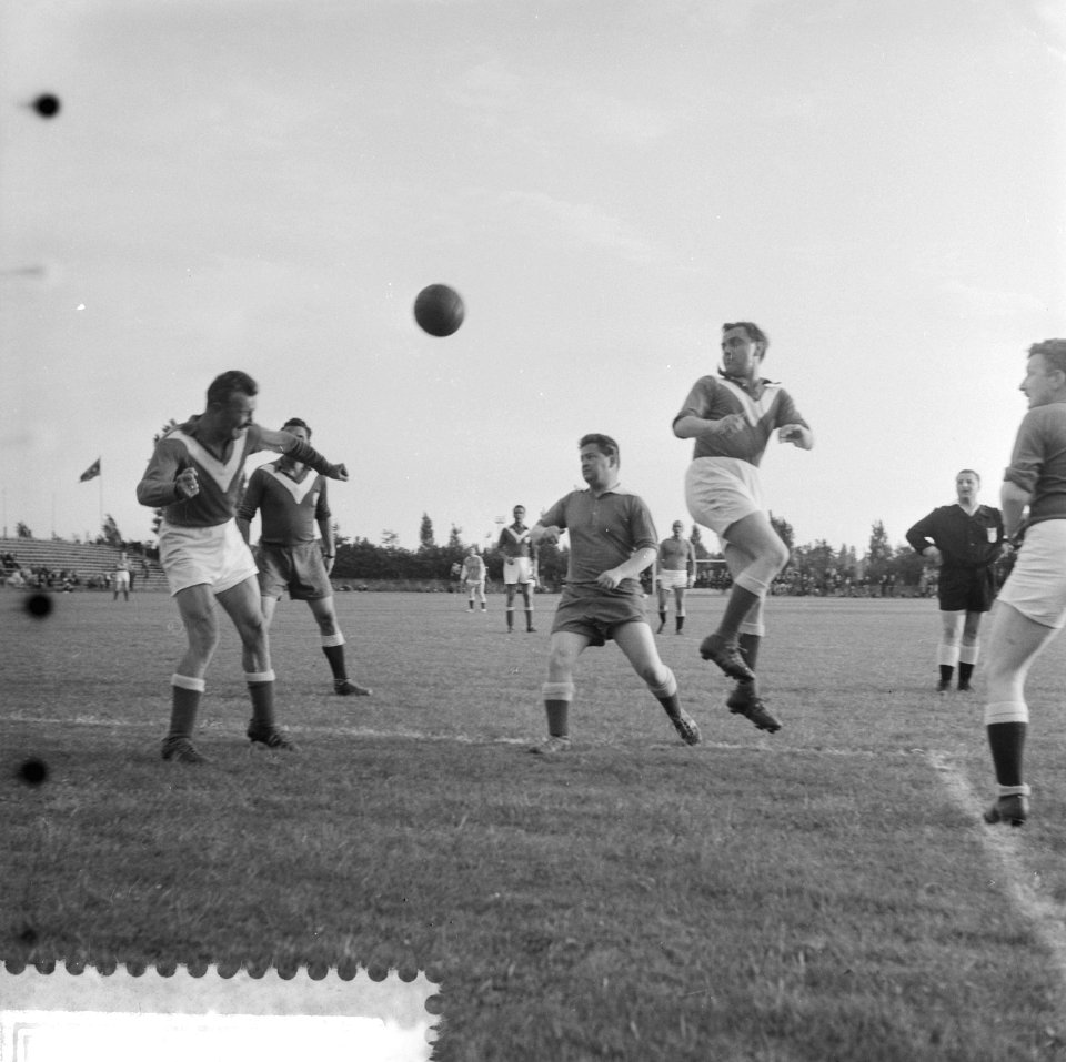 Voetbalwedstrijd tussen AVRO en Amsterdamse artiesten te Amsterdam, duel tussen , Bestanddeelnr 910-4318