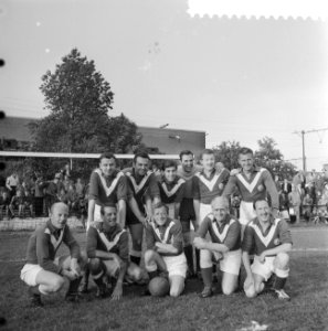 Voetbalwedstrijd tussen AVRO en Amsterdamse artiesten te Amsterdam, Bestanddeelnr 910-4316