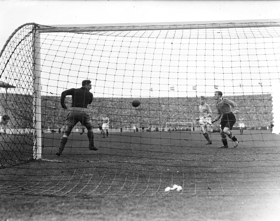 Voetbalwedstrijd Belgie tegen Holland in Deurne (4-2). Spelmoment voor het Neder, Bestanddeelnr 905-0422