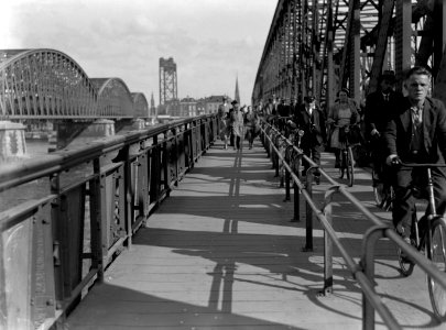 Voetgangers- en fietsverkeer op de Willemsbrug in Rotterdam. De brug links ernaa, Bestanddeelnr 189-0491