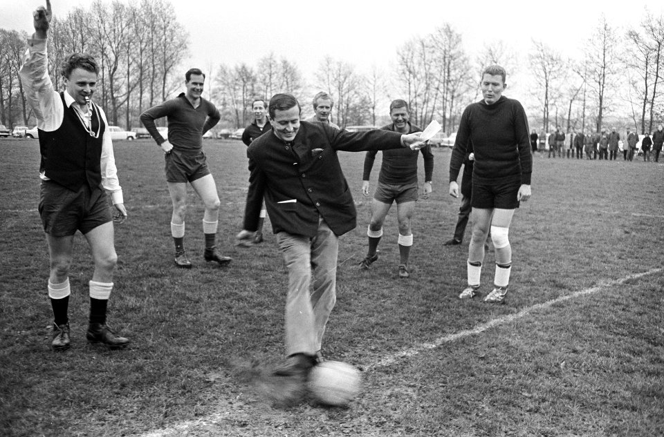 Voetbal tussen persefltal en personeel paleis, de aftrap door prins Claus, Bestanddeelnr 920-2471