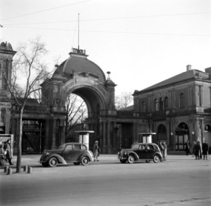 Voetgangers en auto's voor de ingang van park Tivoli aan de Vesterbrogad, Bestanddeelnr 252-8813 photo