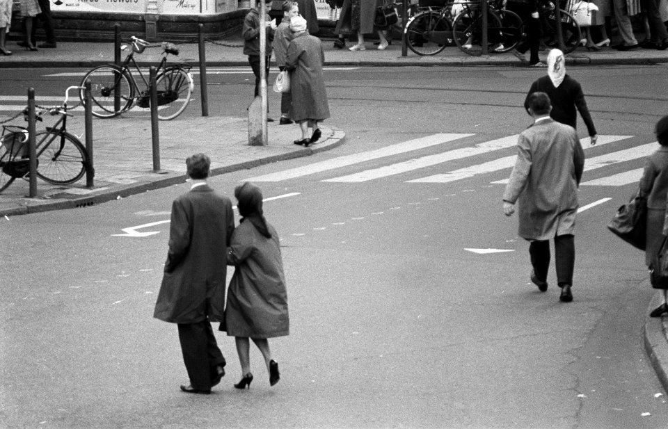 Voetgangers in Amsterdam lopen naar de zebrapaden, Bestanddeelnr 911-5513