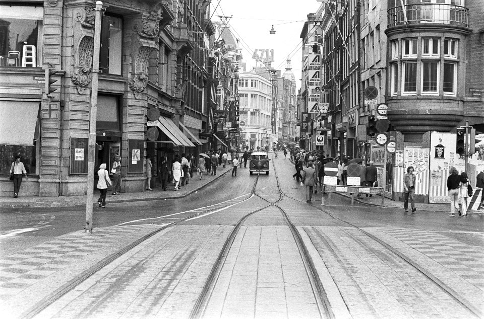Voetgangers in Leidsestraat te Amsterdam na afsluiting voor verkeer, Bestanddeelnr 924-7683